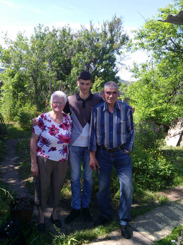 Бабушка, я и дед в 2014 году