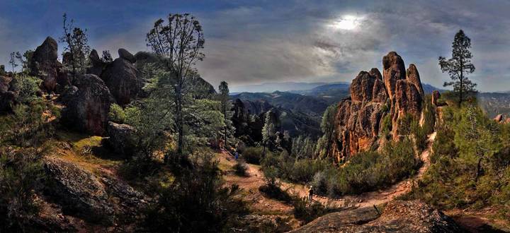 тропами Pinnacles National Monument