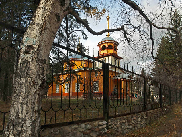 Стоит берёза перед храмом...