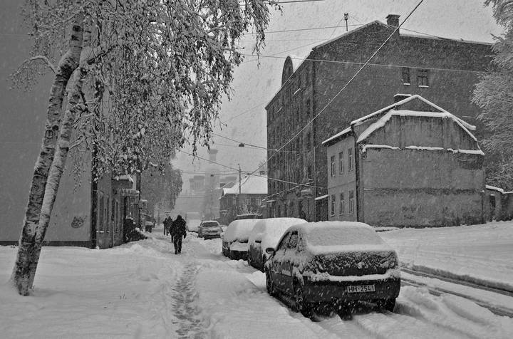 По заснеженному городу