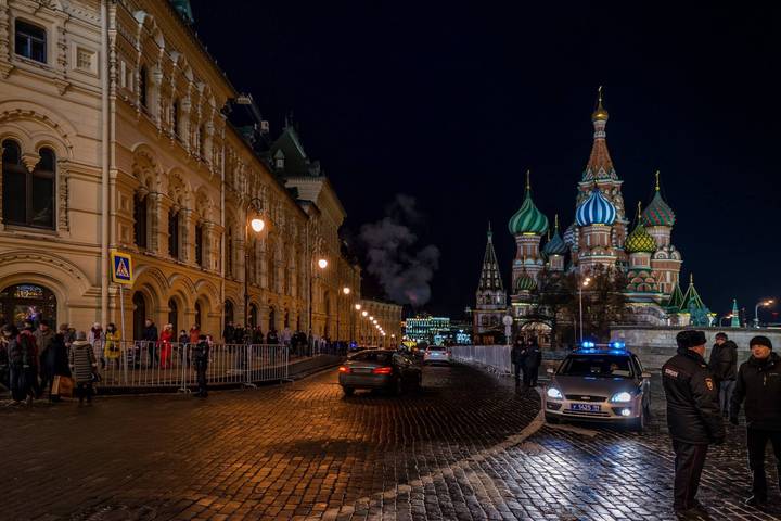 С видом на 6 милиционеров и 3 немилиционеров