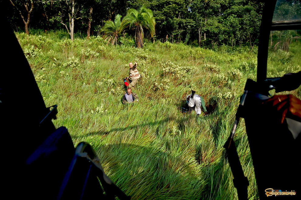 Высаживание с вертолета группы геологов для проведения предварительной рекогносцировки