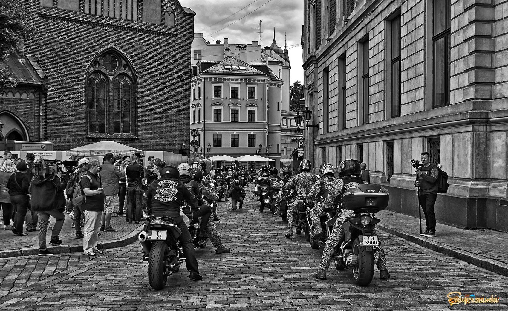 Мотоциклисты в городе