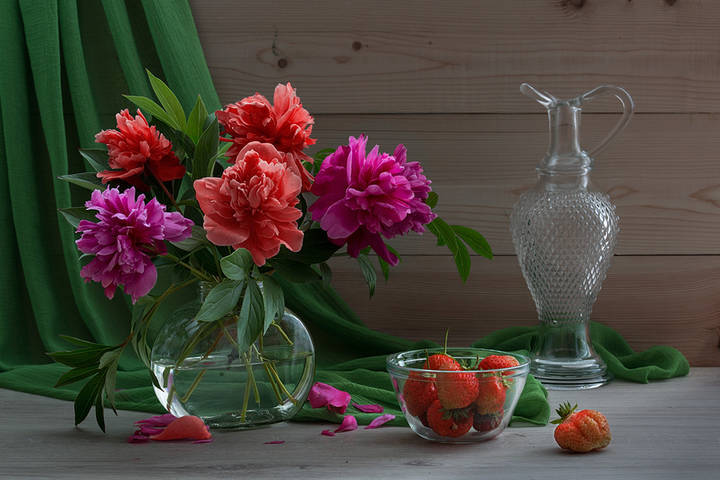 Про пионы с клубникой