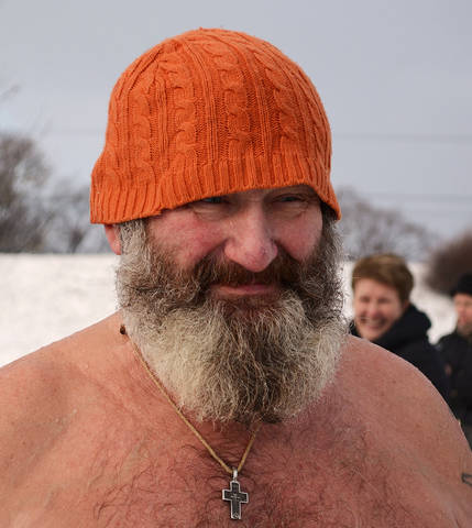 Любитель зимнего плавания