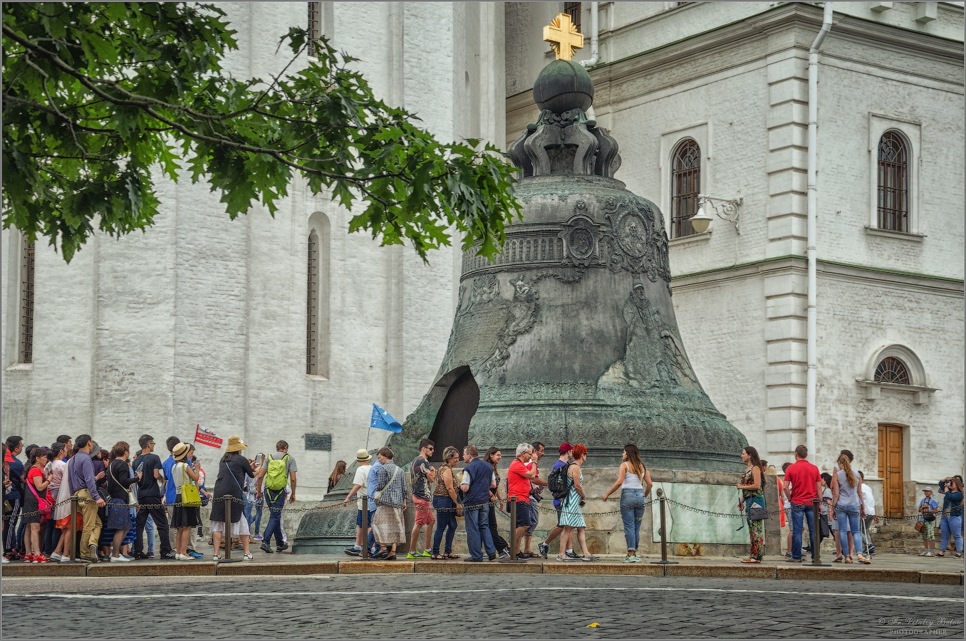 Царь-колокол в окружении туристов