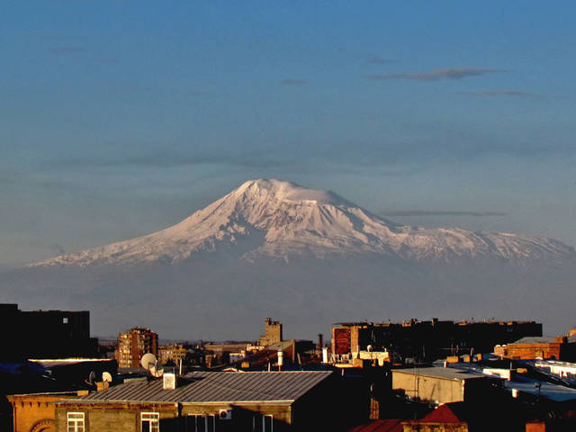 Вечером над Ереваном парит Арагац.