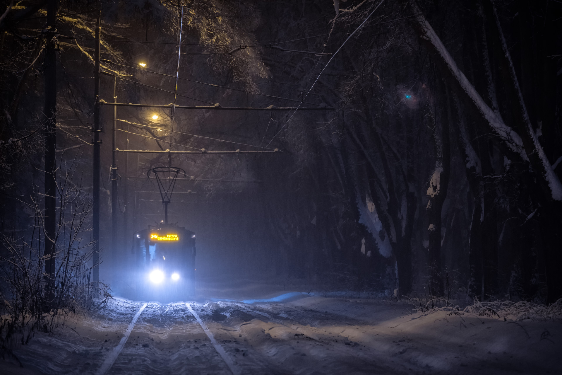 Ночь, снег, фонарь, трамвай