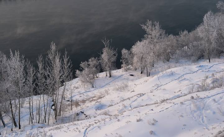 На краю берега.