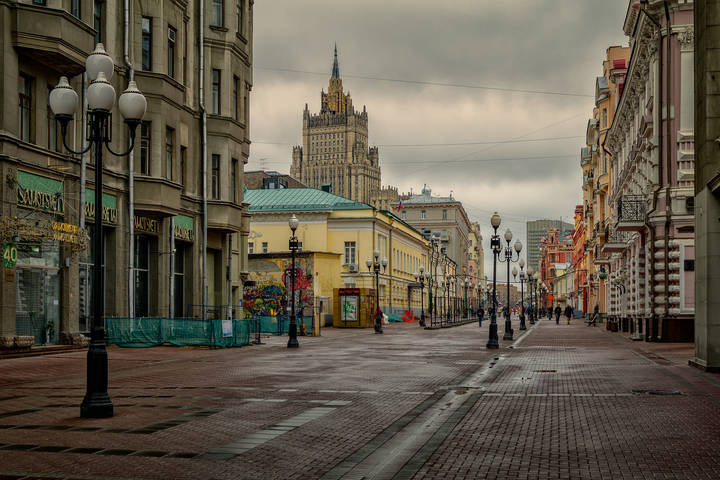 Арбат. Вид на высотку на Смоленской площади