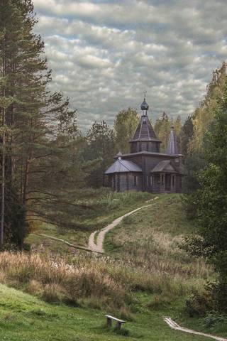 У озера