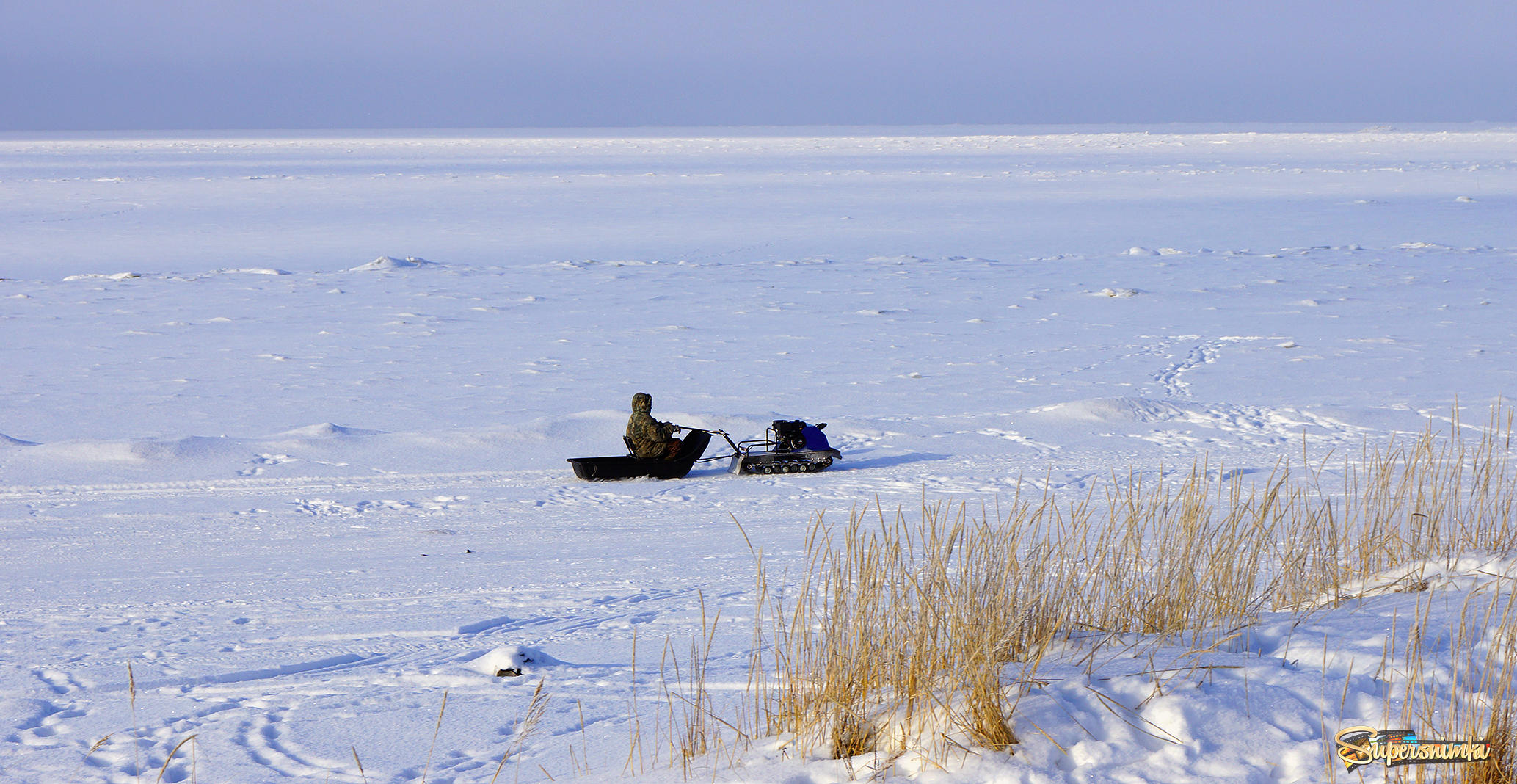 беломорский пейзаж с рыбаком на мотособаке.