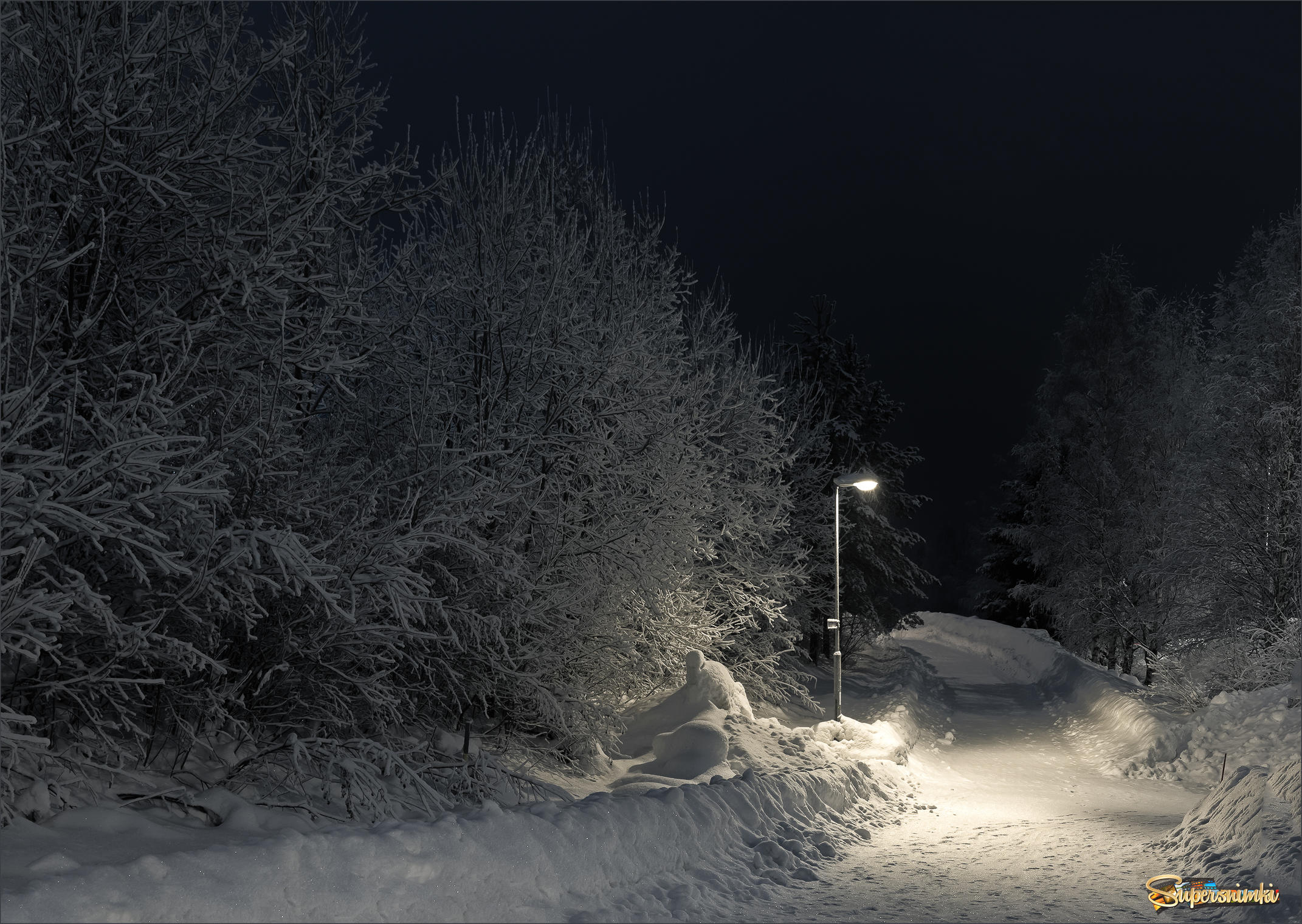 Ночные сугробы. Зимняя ночь. Снег ночью. Сугробы ночью. Ночная зима.