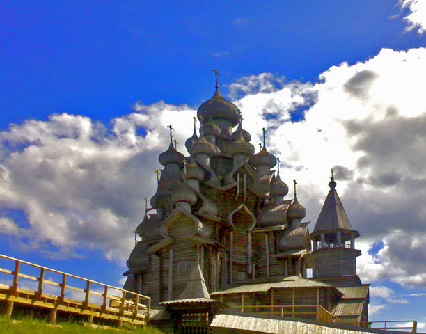 Кижи. Один из храмов заповедника.