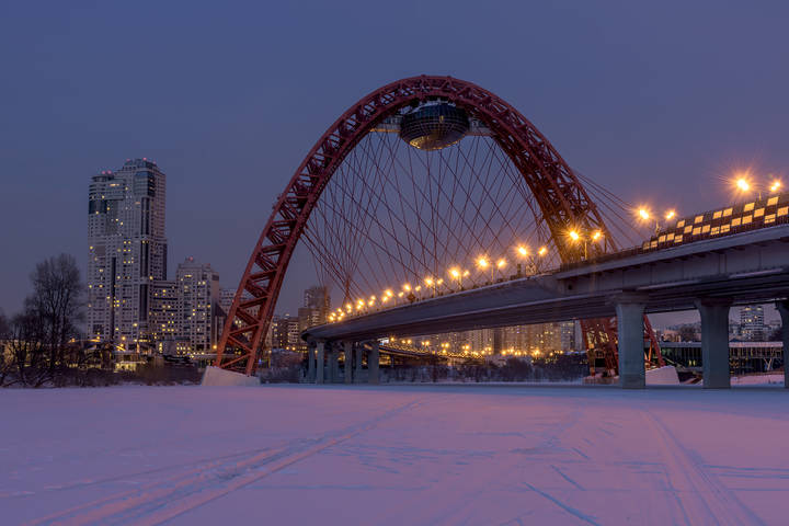 Живописный мост в зимний период
