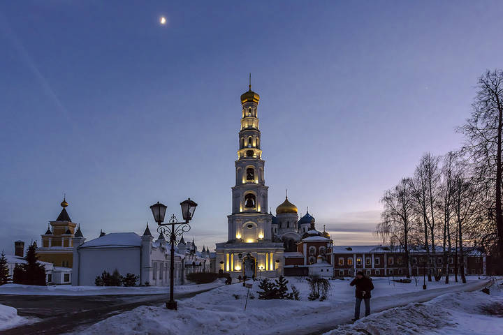 Вечер в монастыре