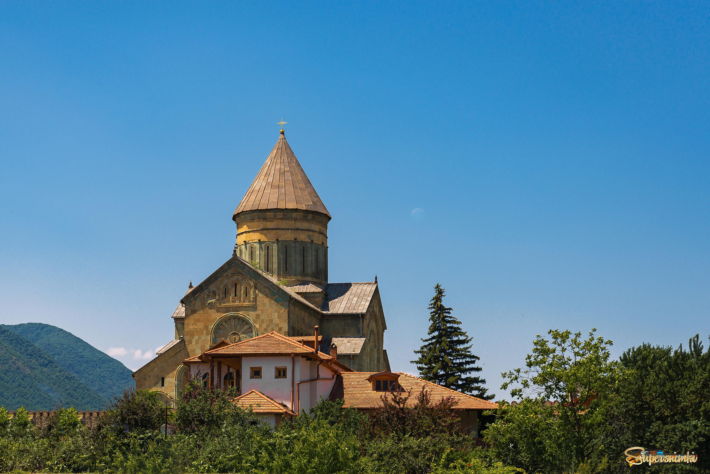 Светицховели (животворящий столп) — кафедральный патриарший храм Грузинской православной церкви в Мцхете, который на протяжении тысячелетия являлся главным собором всей Грузии. 