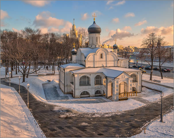 Церковь зачатия праведной Анны в солнечный день