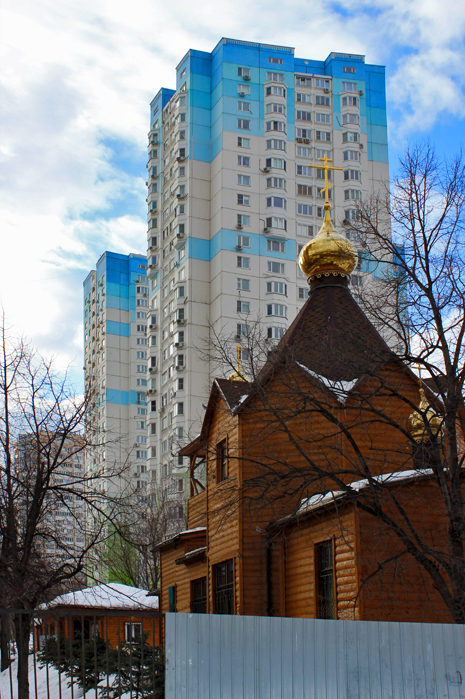 Церковные сооружения в разных местах Москвы