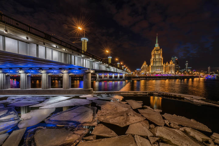 Возле Новоарбатского моста