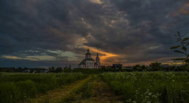 Потемнело и нахмурилось небо.Набежали мрачные тучи