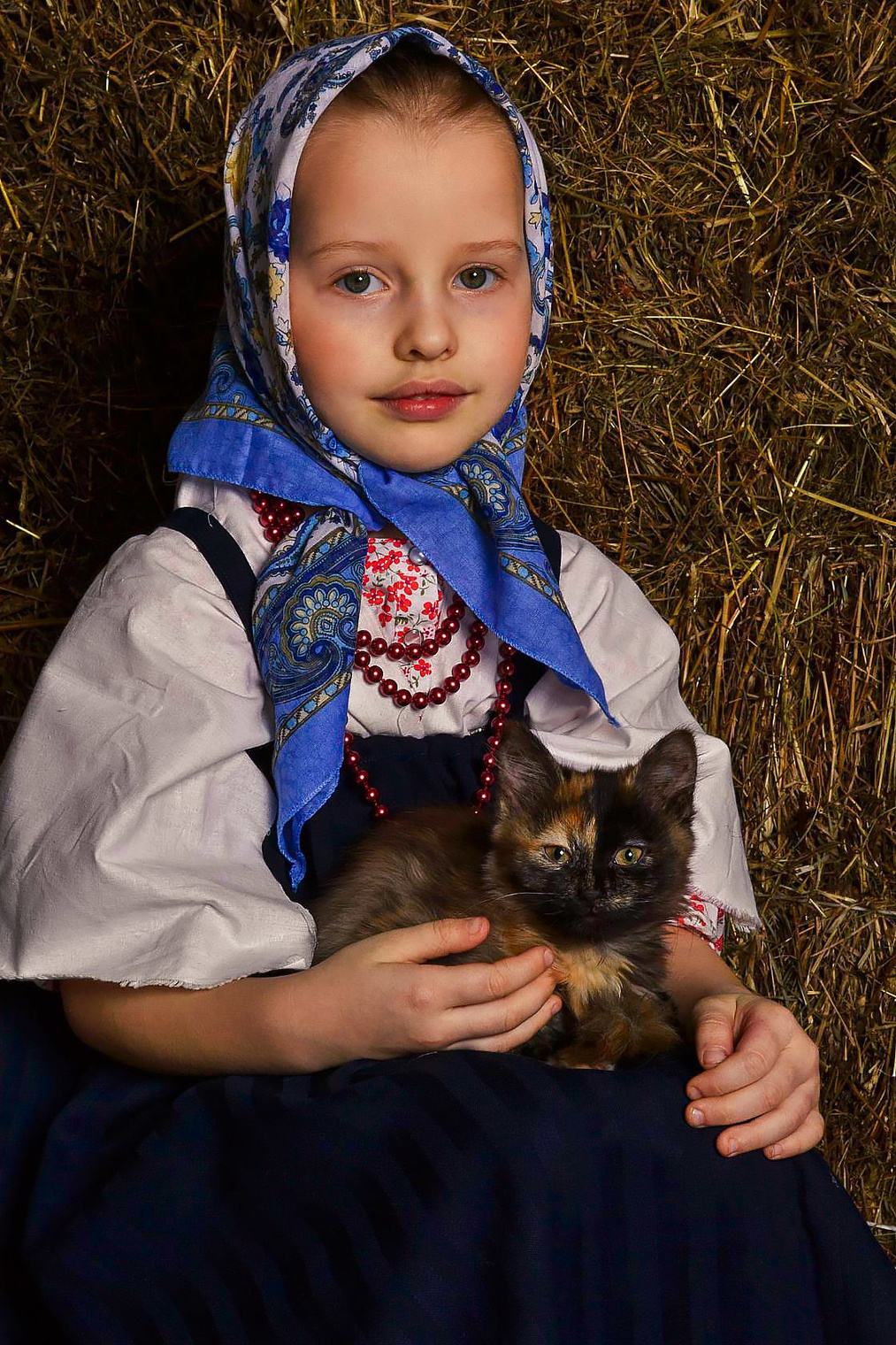 Девочка с котенком .