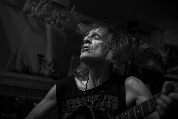 Вчера на огонек заглянул Алекс Карлин. Посидели, пообщались, он спел.Классика Рок-н-рола! Сделали по ходу маленькую фото сессию. Вечер прошел на ура!