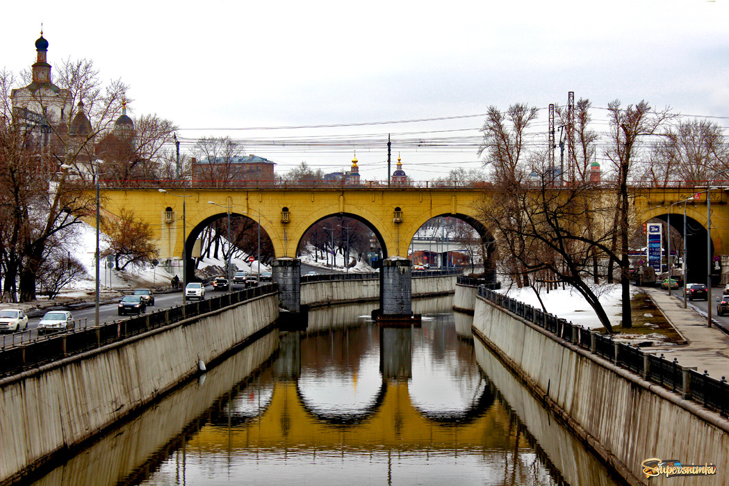 Мост через Яузу у Спасо-Андрониково монастыря.