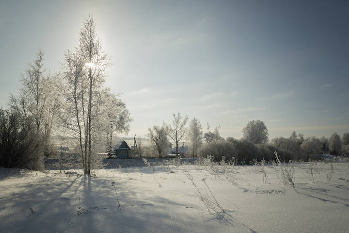 Блестя на солнце, снег лежит