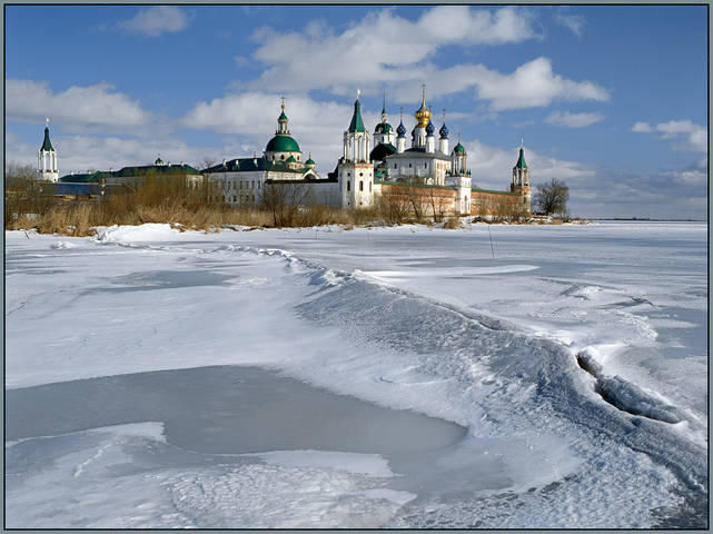 Ростов. А озеро треснуло!