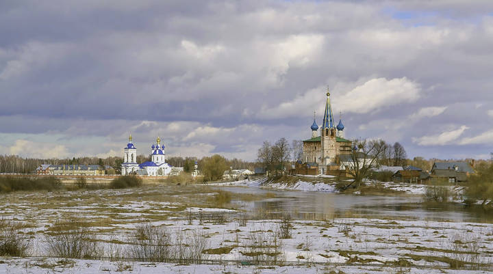 Разлив .