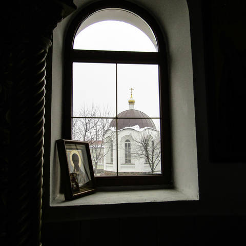 В храме никого