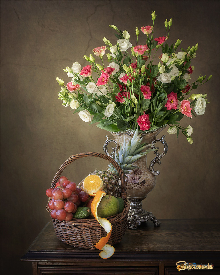 Натюрморт с букетом цветов и фруктами