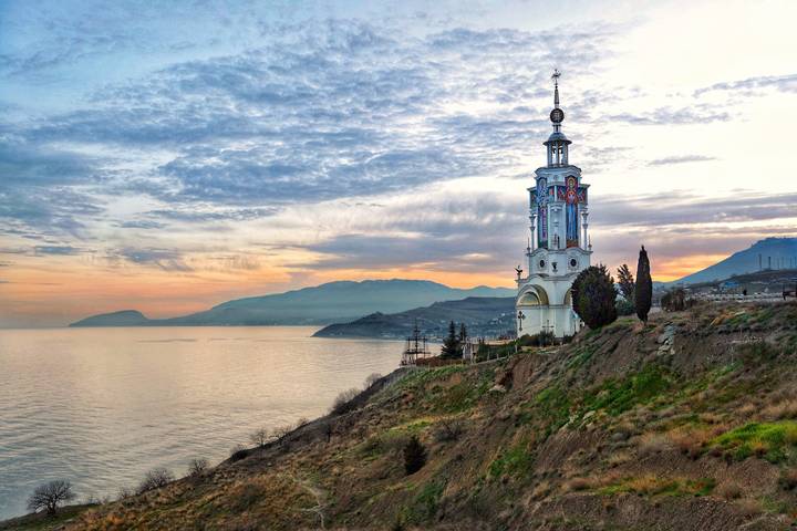 Он светить заблудшим день и ночь готов…
