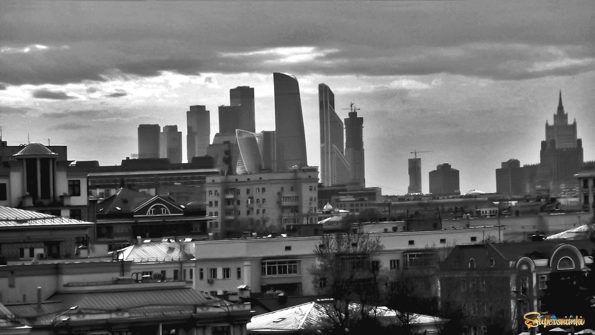 Вид по крышам Москвы.