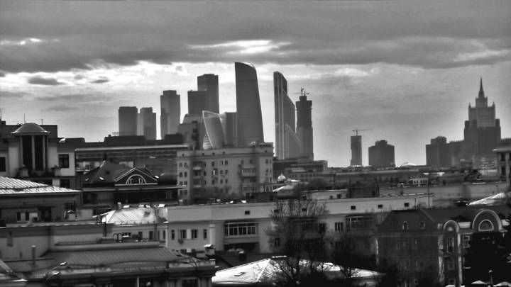 Вид по крышам Москвы.