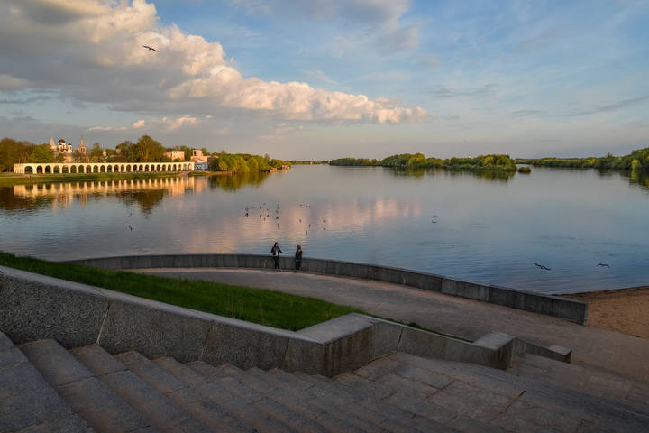 За рекой..