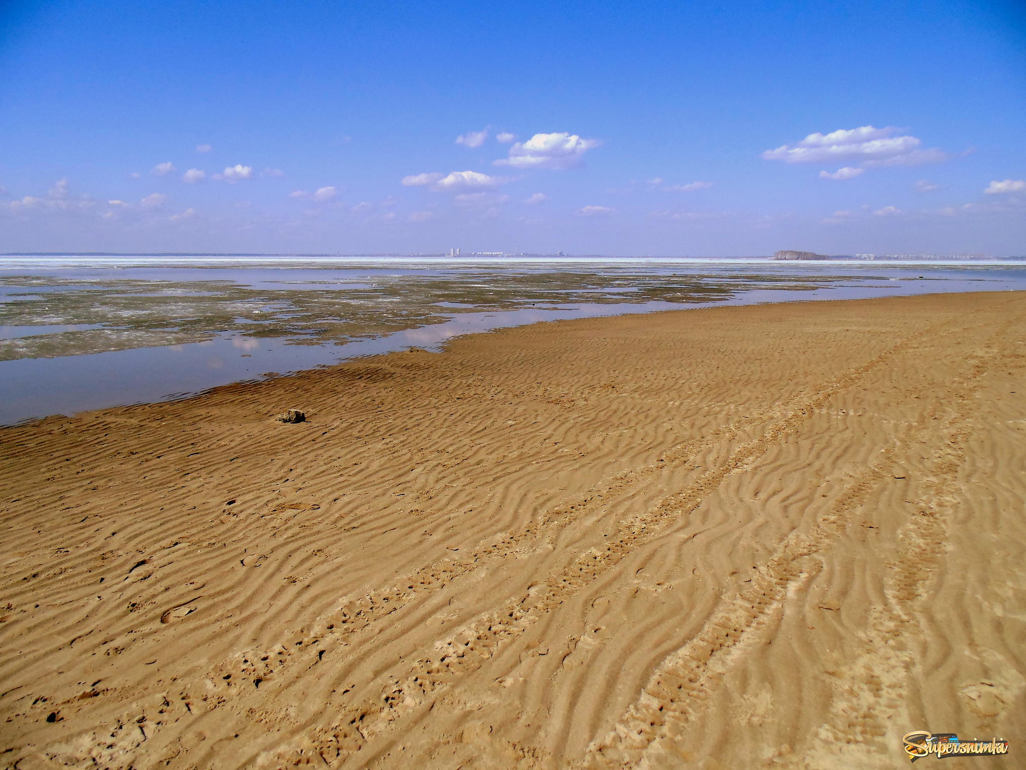 Песчаный берег .