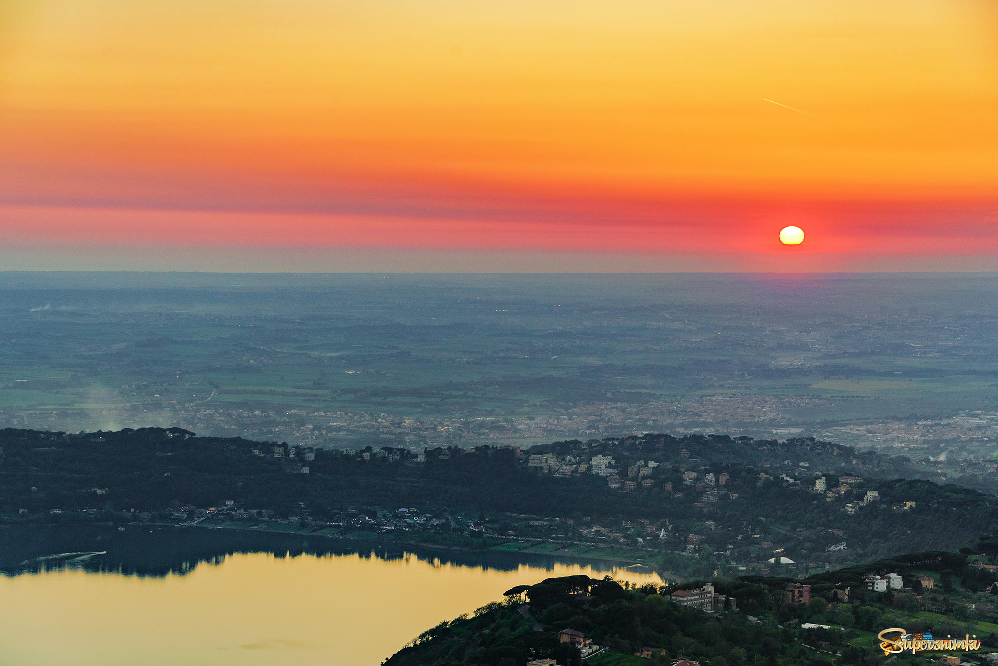 Провинциальная Италия. Озеро Альбано на закате.