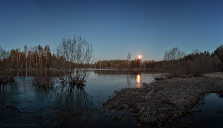 разлив и полная луна...