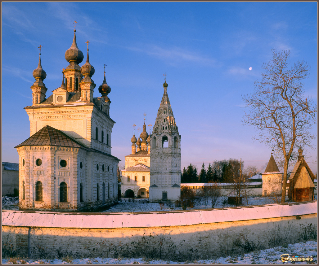 Михайло-Архангельский монастырь утром
