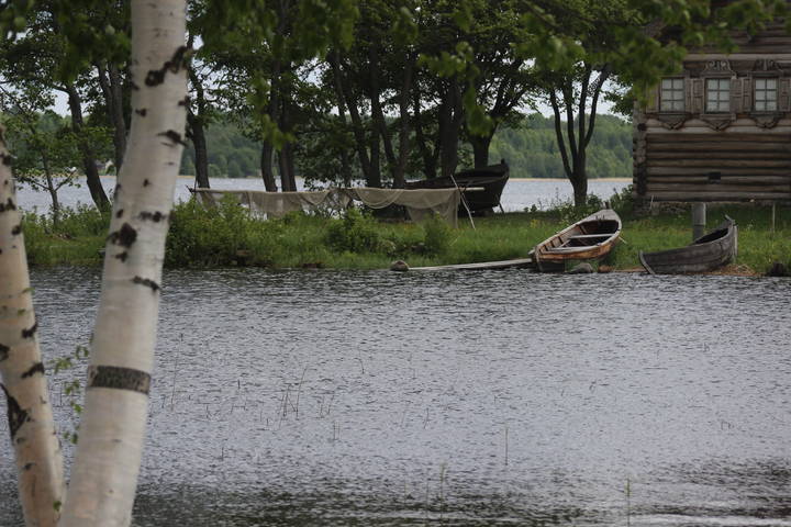 на берегу