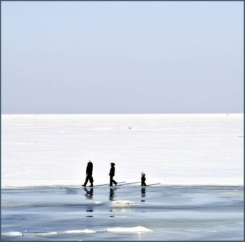 По краю