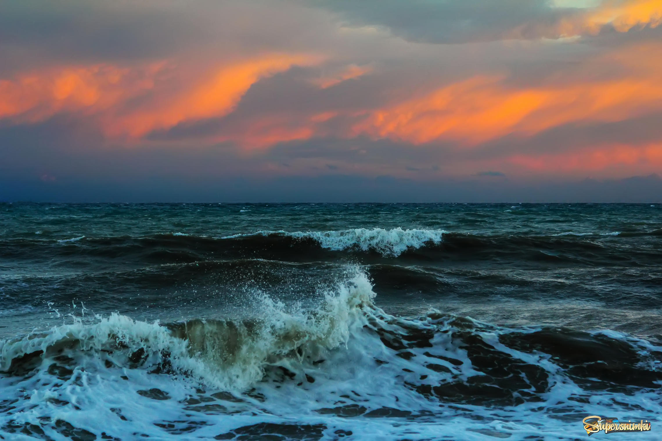 Волны на заре. Атлантический океан шторм. Атлантический океан фото шторм. Морской пейзаж. Море, волны.