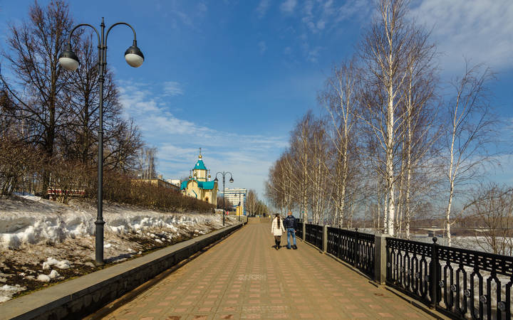 Весна на набережной