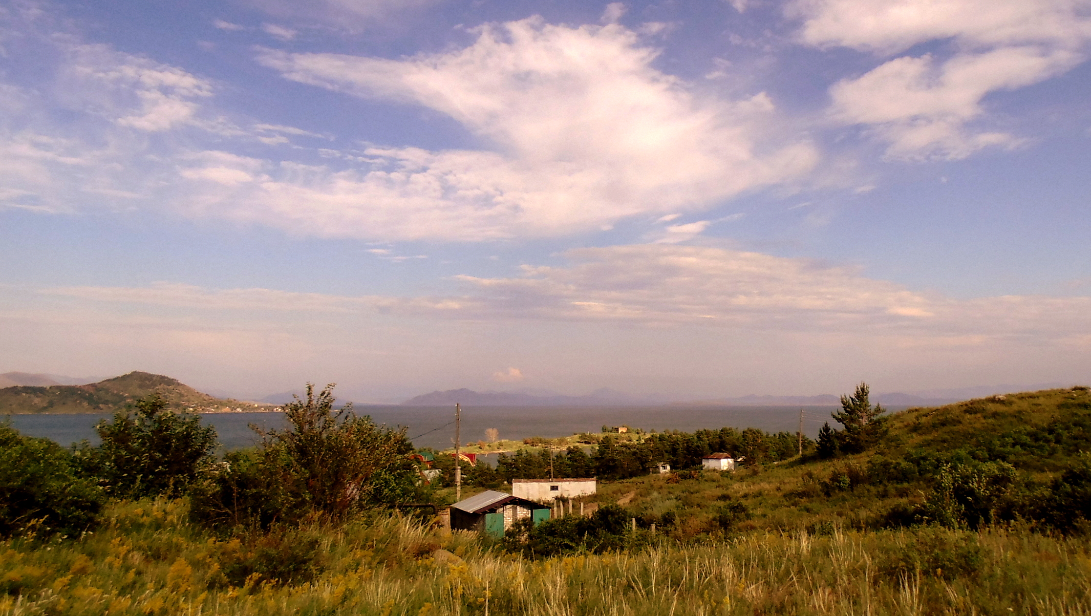 Сопки Восточного Казахстана с видом на море.