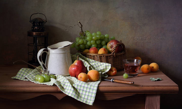 Фрукты и стаканчик вина