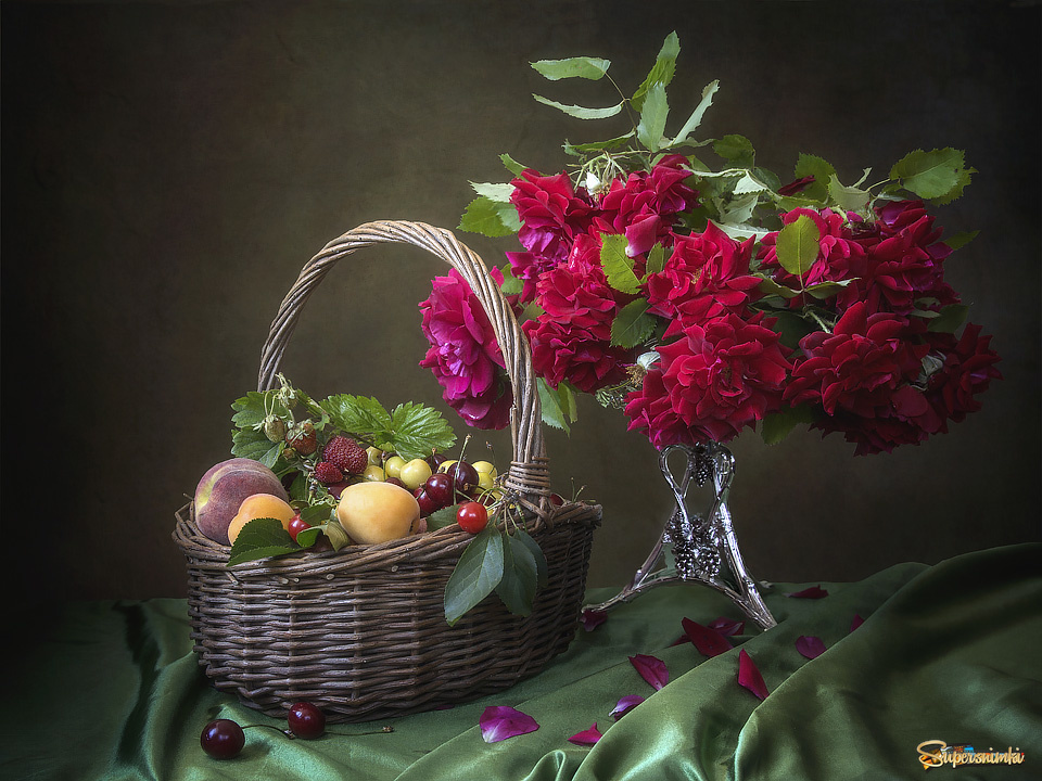 Натюрморт с розами и фруктами