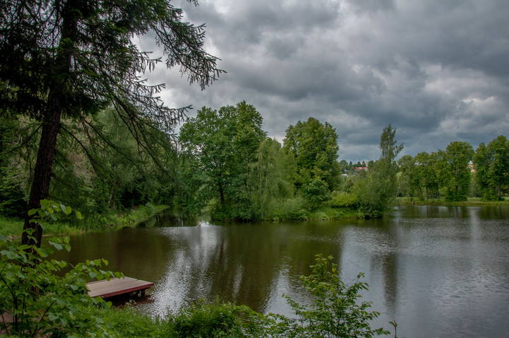 У озера
