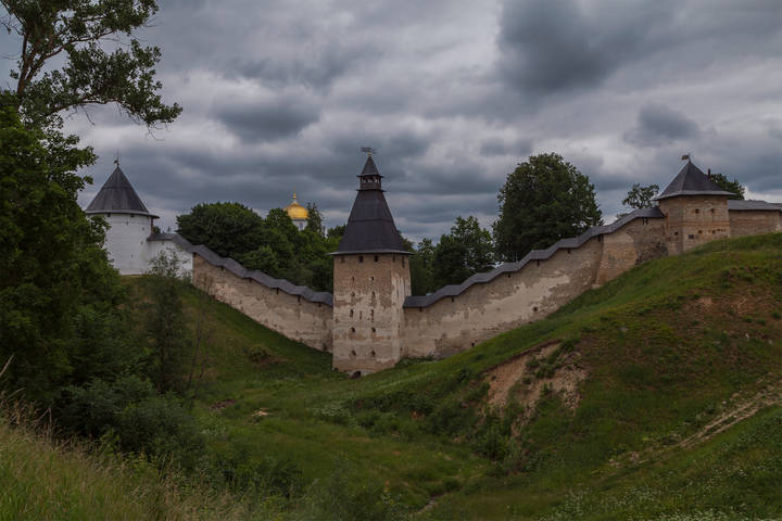 У стен монастыря...